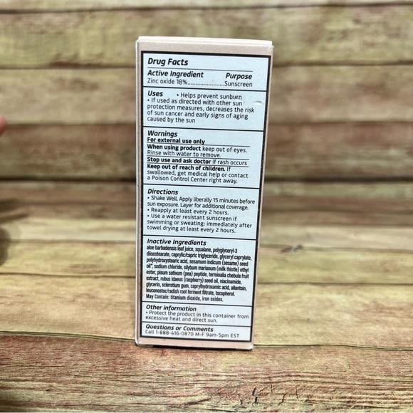 True Botanical Broad Spectrum Sunscreen - Picture 3 of 6